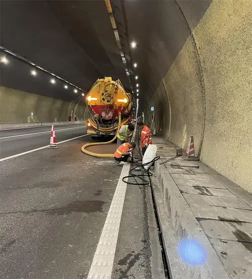 三元隧道排水渠清淤